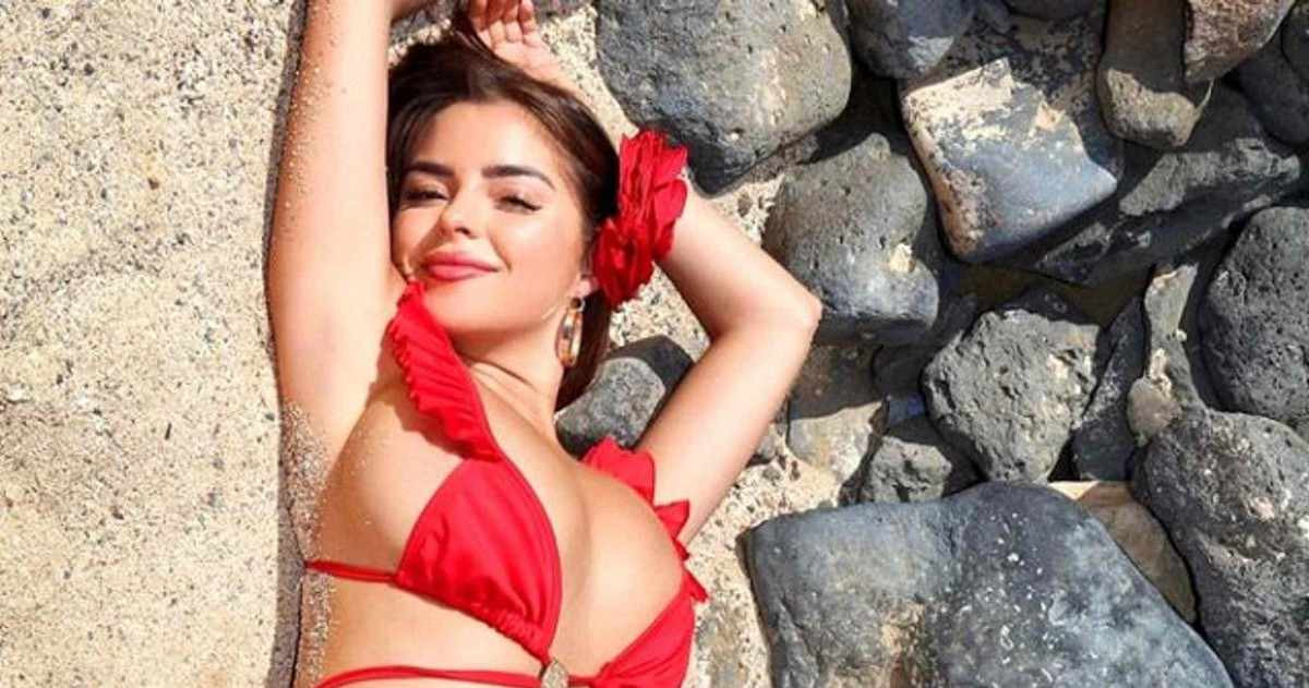 Demi Rose 'dan süper mini bikini pozu