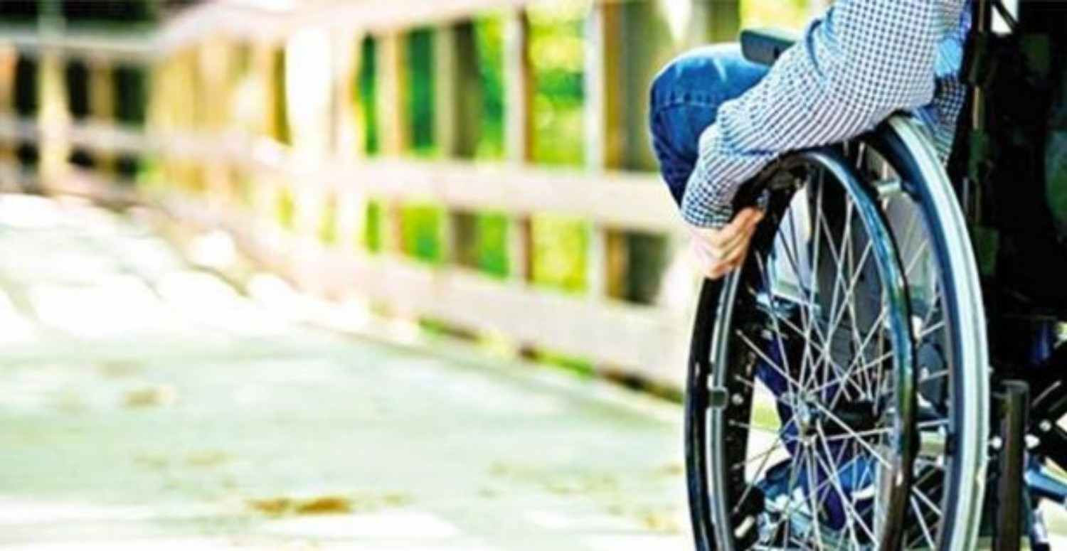 Бессрочная инвалидность 2024. Инвалид колясочник. Ребенок в инвалидной коляске. Дети инвалиды колясочники. Инвалид в кресле на улице.