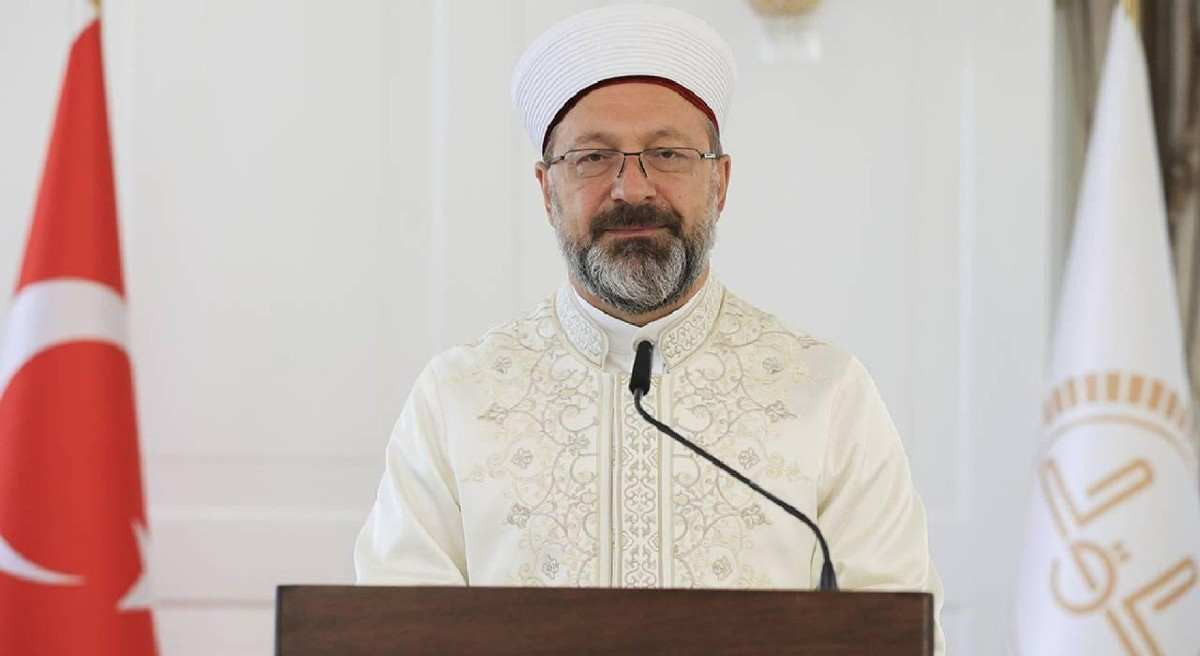 Hac İşlemlerin e-Devlet Kapısında' tanıtım programı Diyanet İşleri Başkanlığı Konferans Salonu'nda yapıldı. Konferansta bir konuşma yapan Diyanet İşleri Başkanı Prof. Dr. Ali Erbaş, hac ve umre başvurularıyla ilgili işlemlerin e-Devlet sistemine taşındığını duyurdu. Hac organizasyon tercihleri ile birlikte hac kesin kayıt işlemlerinin 9 Mayıs 2022 tarihinden itibaren e-Devlet'ten yapılabileceğini söyleyen Prof. Dr Erbaş, teknolojinin tüm imkanlarını diyanetin hizmetleri kapsmaında kullanmak için büyük gayert saef ettiklerini ve bu anlamda 'Dijital Daire Başkanlığı'nın, tüm etkinliklerini de en üst düzye çıkarmayı hedeflediklerini ifade etti. Diyanet İşleri Başkanı Ali Erba'ın 22 Nisan 2022 tarihinden itibaren umre ve Kudüs ziyaretleri ile ilgili tüm kayıtların e-Devlet kapısında alınmaya başlanıldığı ve 9 Mayıs tarihinden itibaren de hac organizasyon tercileri ile hac kesin kayıt işlemlerinin de aynı sistem üzeirnde yürütüldüğünü duyurması sonrası 'e-Devlet Hac başvurusu nasıl yapılır?' sorusunun yanıtı atanmaya başlandı. e-Devlet Hac başvurusu nasıl yapılır? Prof. Dr. Ali Erbaş, vatandaşların tüm işlemlerini rahatça yapabilmeleri için hizmetin nasıl kullanılacağına dair eğitim videolarının da e-Devlet sistemine eklendiğini belirterek, hac ön kayıtları, kura ve kura sonuçları, organizasyon seçimleri, kesin kayıt işlemleri ve aynı zamanda aşı, pasaport, kutsal topraklar i.in gidiş dönüş hizmetlerinin de otel bilgiler ve kafile görevli bilgileri ile birlikte ilave hizmetlere de yine e-Devlet sisteminden ulaşılabileceğini kaydetti. Ali Erbaş, konferantaki konuşmasının devamında hac ve umre kayıtlarına ilişkin işlemleri gerçekleştirmek isteyen vatandaşların kimlik numaraları ve şifreleriyle giriş yaptıkları e-Devlet kapısında hac işlemlerine girmeleri ve hangi aşamada bulunuyor iseler o menüden tüm işlemlerine başlayabilir ve seçeneklerle devam edebileceklerini de söyledi.