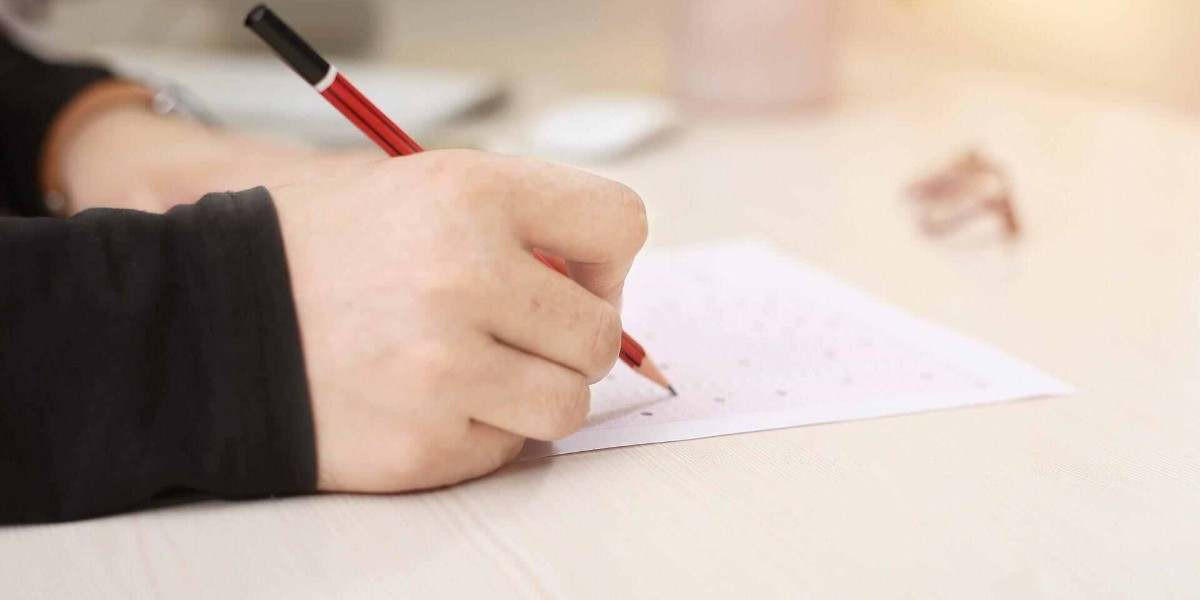 Mayıs ayının gelmesiyle birlikte Dikey Geçiş Sınavı (DGS) hazırlıkları d hız kazandı. Ön lisans mezunu olanların lisans programları için kayıtlarını gösteren ve bununla ilgili gekleştirilen DGS sınavının 2022 yılı takvimi adayların yakın takibine alındı. DGS 2022 sınacı ile ilgili hazırlıklarını devam ettiren adaylar, başvuru tarihi ile birlikte sınav süreciyle ilgili detayları araştırmaya başladılar. Başvyry ücretlerinin ne kadar olduğu konusu ise araştırılan diğer bir konu oldu. DGS başvuruları son tarih ne zaman? 2022 Dikey Geçiş Sınavı (DGS) için başvuruların 13 Mayıs Cuma günü başlatılacağı yönünde bir açıklama yapıldı. 13 Mayıs günü başlatılacak olan DGS 2022 başvuruların 23 Mayıs Pazartesi günü mesai bitimine kadar devam edecek. 2022 DGS geç başvuru işlemleri ise 31 Mayıs 2022 tarihinde yapılacak. DGS 2022 sınav tarihi ise 3 Temmuz 2022 olarak belirlendi. Sınav sonrası yapılan değerlendimelerin sonuçları ise 12 Ağustos 2022'de duyurulacak. DGS 2022 sınav başvuru ücreti ne kadar, kaç TL? DGS 2022 sınavına başvuru yapmak şsteyen adaylar sınavın başvuru ücretini de merakla araştırıyor. Şimdilik DGS başvuru ücretinin ne kadar olduğu veya ne kadar olacağına ilişkin resmi bir açıklama yapılmadı. 2022 DGS kılavuzu yayımlandıktan sonra başvuru ücretinin ne kadar olduğu belirlenmiş olacak.