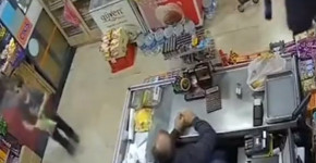 Aldığı atıştırmalığın İsrail malı olduğunu öğrenince koşa koşa geri vermeye geldi: Müslüm abi, bu İsrail malıymış!