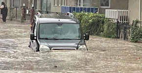 Bursa’da sağanak yağış hayatı felç etti: Araçlar sürüklendi, iş yerlerini su bastı