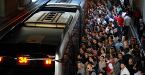 İstanbul’un ulaşım çilesi bitmiyor: Mahşer yerine dönen metrobüs sırasında vatandaş isyan etti