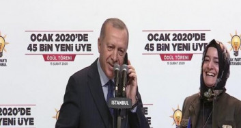 Cumhurbaşkanı Erdoğan, AK Parti'ye Yeni Olan Vatandaşları Canlı Yayında Telefonla Aradı
