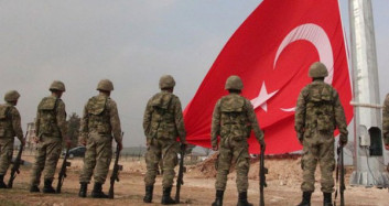 Sınır Mahallesinde Taşla 100 Metrekarelik Türk Bayrağı Yaptı