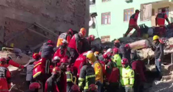 Elazığ Depreminde Enkaz Altındaki Azize 17 Saat Sonra Kurtarıldı