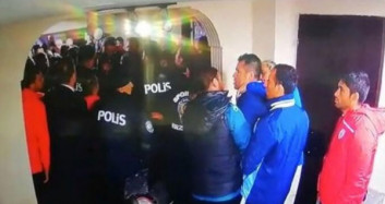 Altınordu Teknik Direktörü Eroğlu'na, Eski Oyuncusu Saldırdı!