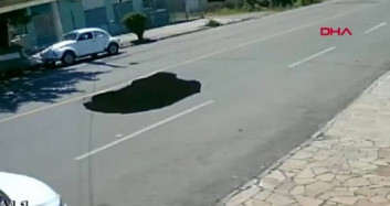 Breziya'da Otomobil Çukura Düştü!
