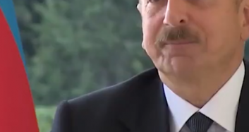İlham Aliyev Muhabire Ağzının Payını Verdi