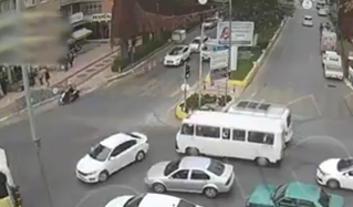 Halk Otobüsü Şöförü Ambulansı Görünce Trafiği Durdurdu