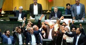 İranlı Vekiller Mecliste ABD Bayrağı Yaktı 