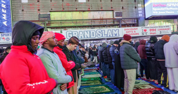 ABD’de bir ilk: New York'ta Müslümanlar Times Meydanı'nda bir araya gelerek ilk teravih namazını kıldı!