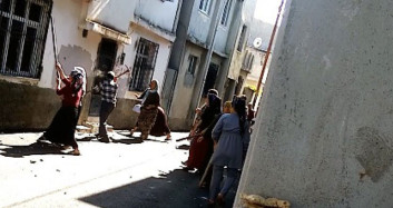 Adana’da Babalarının Kaçırıldığını İddia Eden Aile Bir Evi Yakmaya Çalıştı
