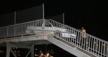 Adana’da Bir Araç Yaya Köprüsünde Sıkıştı