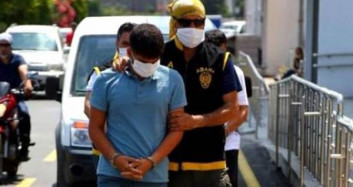  Adana'da 20 Bin Liralık Altın Çalan Hırsızlar Alemde Yakalandı