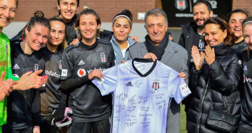 Ahmet Nur Çebi'den Kadın Futboluna Tebrik