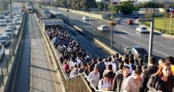  Altunizade Metrobüs Durağındaki Yoğunluk Vatandaşları Bezdirdi