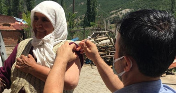 Amasya'da Hatice Teyze Okuduğu Şiirle Aşı Ekiplerine Moral Verdi
