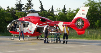 Ambulans Helikopter Ağaçtan Düşen Vatandaşın Yardımına Koştu