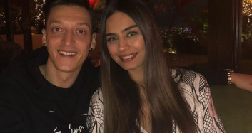 Mesut Özil ve Amine Gülşe'den Rap Şov!