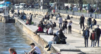 Anadolu Yakası'nda Güneşi Görenler Sahile Akın Etti