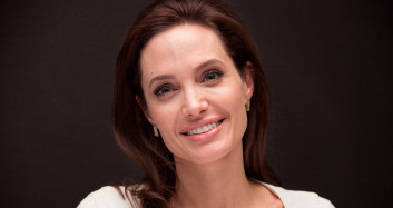Angelina Jolie Arılarla Poz Verdi!