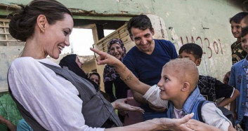 Angelina Jolie Irak'lı Aileleri Ziyaret Etti