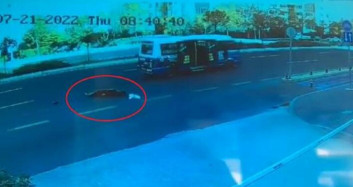 Ankara'da kapısı açık minibüsten yolcu düştü! Hayati tehlikesi devam ediyor!