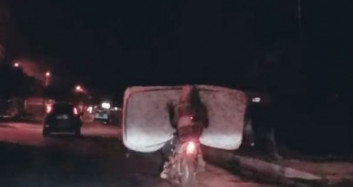 Antalya Trafiğinde Motosikletle Taşınan Yatak Tehlike Saçtı!