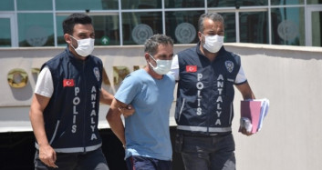 Antalya'da 20 Yıllık Arkadaşını Öldürdü