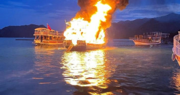 Antalya'da Korkutan Yangın! 17 Metrelik Tur Teknesi Alevlerin Esiri Oldu