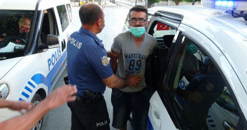 Antalya’da Maske Takmamak İçin Direnen Turist Gözaltına Alındı