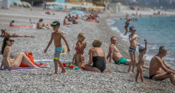 Antalya'da Turistler Sahile İndi