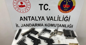 Antalya’da Uyuşturucu Ve Silah Operasyonu Düzenlendi