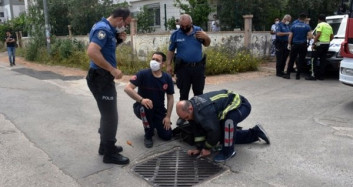 Antalya'da Bir Genç Uyuşturucu Almak İçin Kanalizasyona Girdi