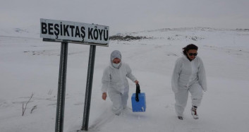 Ardahan'da Sağlık Ekiplerinin Kar ve Fırtınalı Aşı Mesaisi! Tulumları Giyip Karların Arasına Daldılar