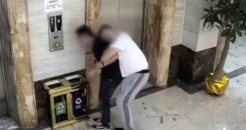Çin'de Alkollü 2 Kişi Asansör Boşluğuna Düşerken Görüntülendi