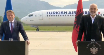Arnavutluk'ta Gerçekleşen Basın Toplantısında Pistten THY Uçağı Geçti