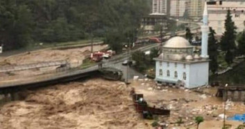  Artvin'de Sel Felaketinden Ötürü Kara Yolu Ulaşımı Kapatıldı