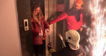 Asansörde Mahsur Bıraktığı Kız Arkadaşına Sürpriz Evlenme Teklifi Etti