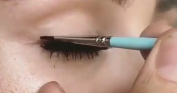 Eyeliner Sürmenin Bu Kadar Kolay Olduğunu Kimse Söylememişti!