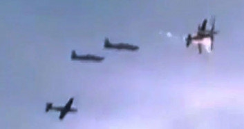 Askeri eğitim uçakları havada çarpıştı: Ortalık savaş alanına döndü