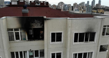 İstanbul'da Bir Binanın En Üst Katında Çıkan Yangın Havadan Görüntülendi!