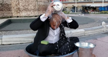 Aydın Aydın, Taksim'de Su İsrafına Dikkat Çekmek İçin Leğende Yıkandı
