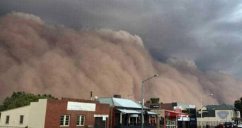 Avustralya'da Dev Kum Fırtınası Kasabaları Yuttu