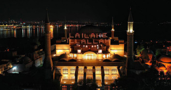 Ayasofya Camii'nde 87 Yıl Sonra Mahya Yandı