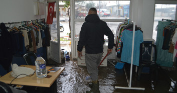 Balıkesir'de hayat felç oldu: Sağanak yağışta evleri ve dükkanları su bastı