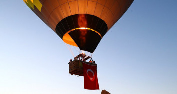 Balonlar Türk Bayrakları ve Atatürk Posteri ile Uçtu