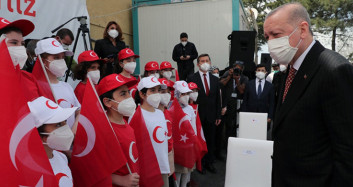 Başkan Erdoğan, Dünyanın En Büyük Türk Bayrağını Çocuklarla Göndere Çekti