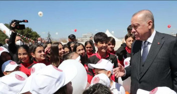 Başkan Erdoğan grup toplantısı sonrasında çocuklarla sohbet etti: Cumhurbaşkanı olursam bütün sigaraları yasaklayacağım